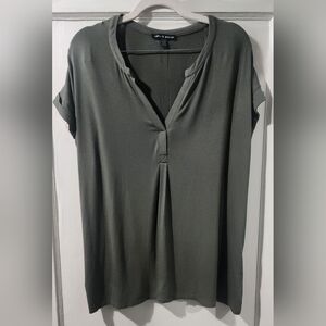 🌷Cable & Gauge Olive Green V-Neck Tunic🌷size:XL